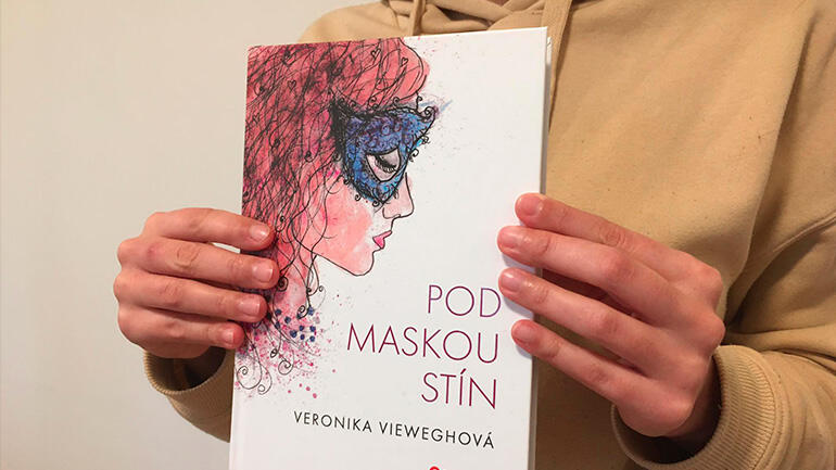 Pod maskou stín, Veronika Vieweghová, recenze, magazín KULT* Brno