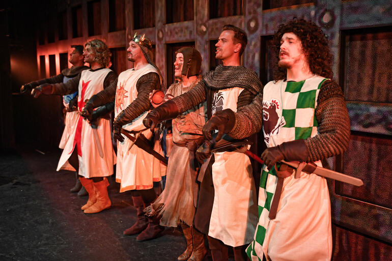 Monty Python’s Spamalot, Městské divadlo Brno, muzikál, Stanislav Slovák, John Du Prez, Eric Idle, Petr Štěpán