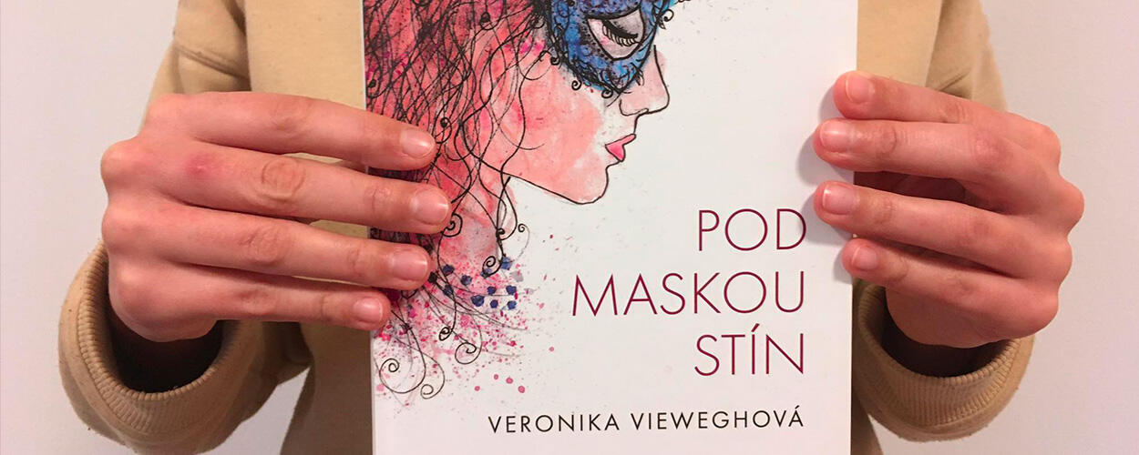 Pod maskou stín, Veronika Vieweghová, recenze, magazín KULT* Brno